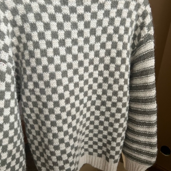 White and green sweater - Picture 4 of 4